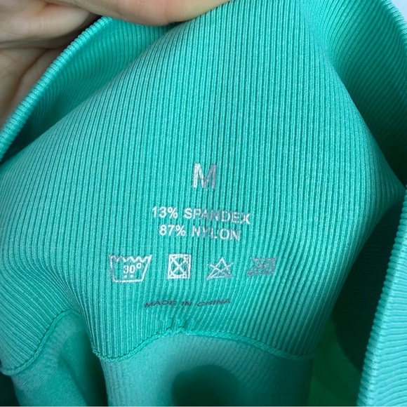 NVGTN NWT Bright Teal Green Seamless Leggings - Size Medium - Picture 11 of 11